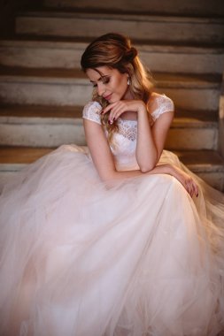 Güzel sarışın gelin kadın bir muhteşem gelinlik, moda Güzellik Portresi