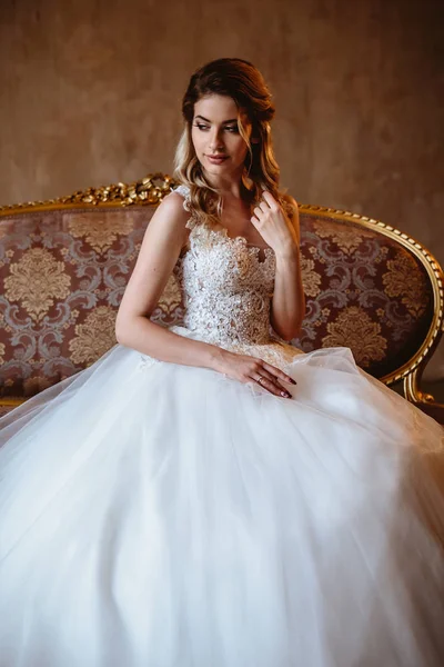 Belle Mariée Blonde Femme Dans Une Robe Mariée Magnifique Portrait — Photo