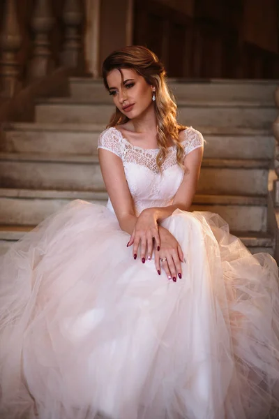 Belle Mariée Blonde Femme Dans Une Robe Mariée Magnifique Portrait — Photo