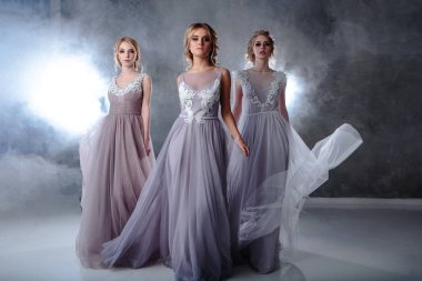 Modern renk Düğün Gelin sarışın genç kadınlarda zarif saç stili ile giysi ve makyaj. Moda güzellik portre kompozisyon dokulu arka plan üzerinde