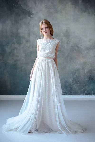 Sposa Donna Bionda Abito Sposa Colore Moderno Con Elegante Stile — Foto Stock