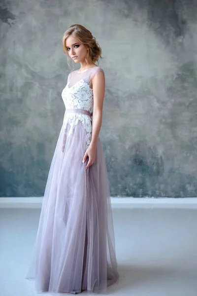 Sposa Donna Bionda Abito Sposa Colore Moderno Con Elegante Stile — Foto Stock