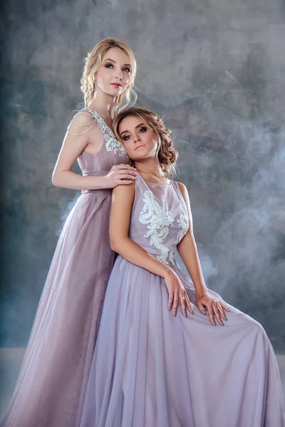 Невеста Блондинка Молодые Женщины Современном Цвете Свадебное Платье Элегантной Прической — стоковое фото