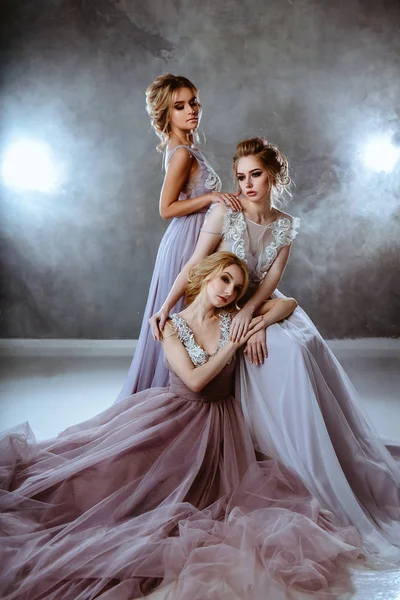 Panna Młoda Blondynka Młodych Kobiet Nowoczesny Kolor Ślubu Sukienka Eleganckie — Zdjęcie stockowe