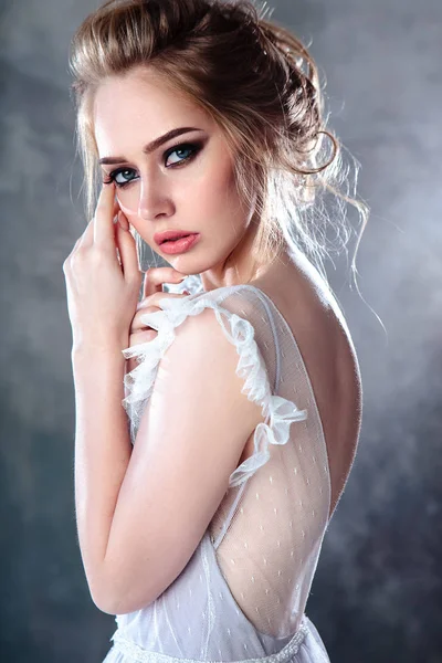 Brud Blond Kvinna Modern Färg Brud Klänning Med Elegant Frisyr — Stockfoto