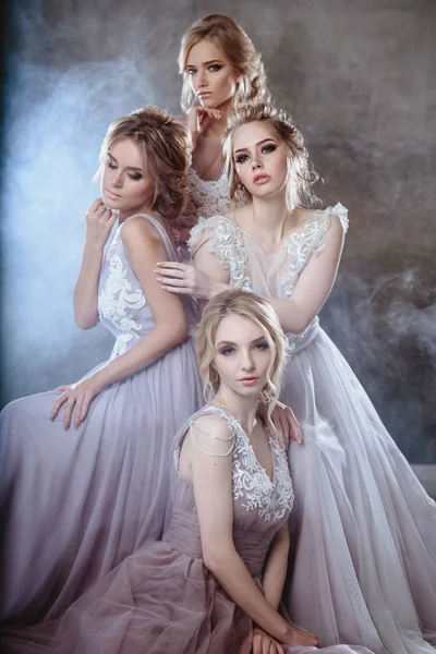 Bruid Blonde Jonge Vrouwen Een Moderne Kleur Bruiloft Jurk Met — Stockfoto