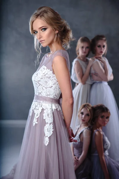 Невеста Блондинка Молодые Женщины Современном Цвете Свадебное Платье Элегантной Прической — стоковое фото