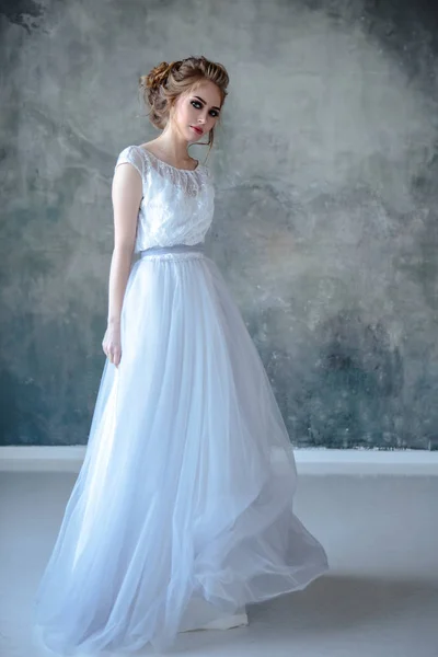 Невеста Блондинка Современном Цвете Свадебное Платье Элегантной Прической Макияж Мода — стоковое фото
