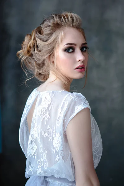 Bruid Blonde Vrouw Een Moderne Kleur Trouwjurk Met Elegante Kapsel — Stockfoto