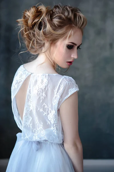 Braut Blonde Frau Einem Modernen Hochzeitskleid Mit Eleganter Frisur Und — Stockfoto