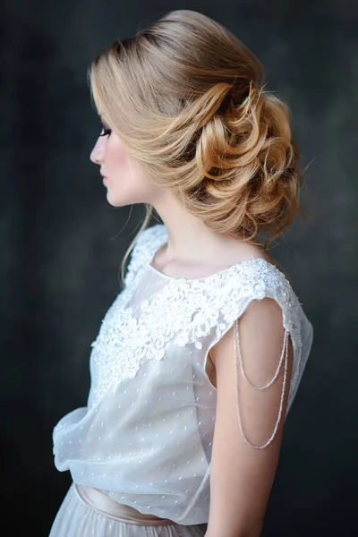 Невеста Блондинка Современном Цвете Свадебное Платье Элегантной Прической Макияж Мода — стоковое фото