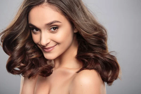 Menina Morena Com Cabelo Encaracolado Saudável Maquiagem Natural Mulher Modelo — Fotografia de Stock