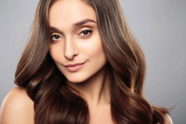 Menina Morena Com Cabelo Encaracolado Saudável Maquiagem Natural Mulher Modelo — Fotografia de Stock