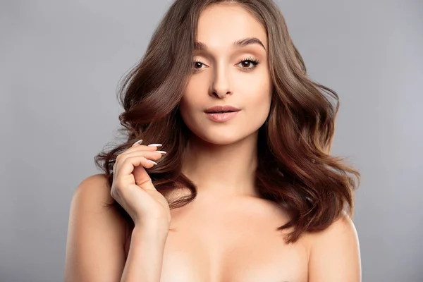 Menina Morena Com Cabelo Encaracolado Saudável Maquiagem Natural Mulher Modelo — Fotografia de Stock