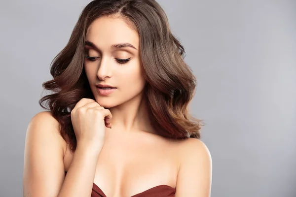 Chica Morena Con Cabello Rizado Saludable Maquillaje Natural Hermosa Mujer — Foto de Stock