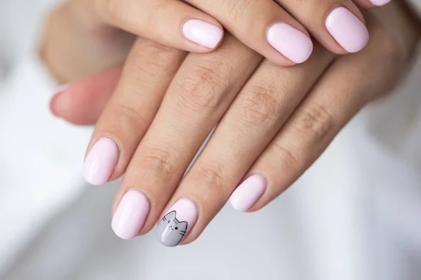 Close Foto Manicure Rosa Claro Elegante Sobre Fundo Camisa Branca — Fotografia de Stock