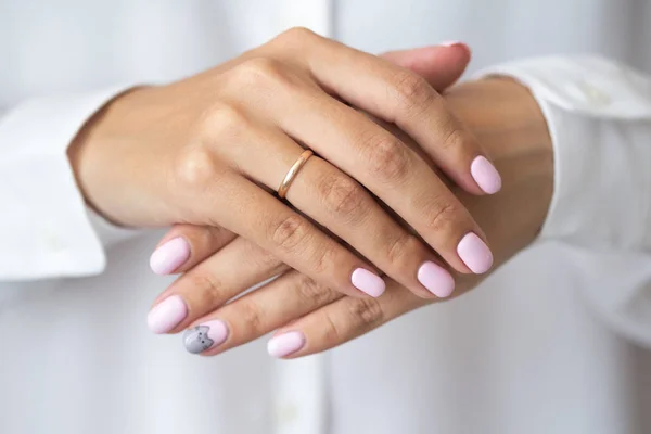 Close Foto Van Elegante Licht Roze Manicure Wit Shirt Achtergrond — Stockfoto