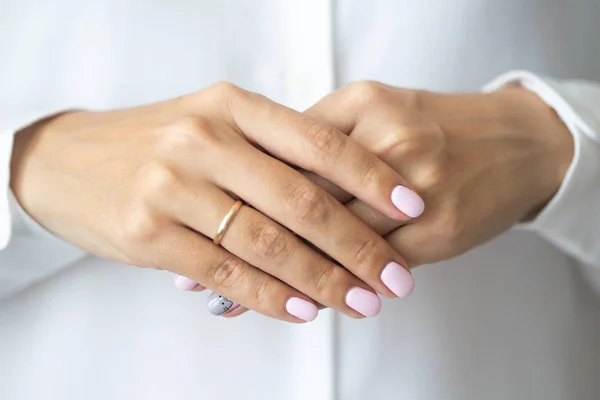 Foto Cerca Elegante Manicura Rosa Claro Sobre Fondo Camisa Blanca — Foto de Stock