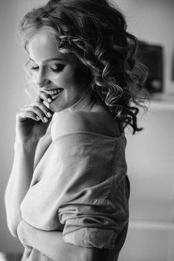 Kıvırcık saçlı ve doğal makyaj ile sarışın büyüleyici genç kadının portresi kadar kapatın. Güneşli sabah, spa ve bakım