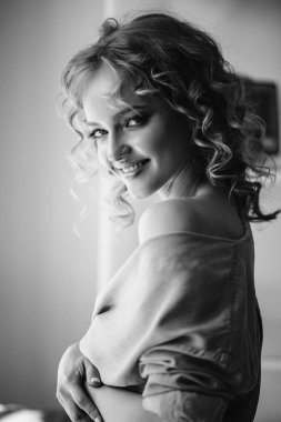 Kıvırcık saçlı ve doğal makyaj ile sarışın büyüleyici genç kadının portresi kadar kapatın. Güneşli sabah, spa ve bakım