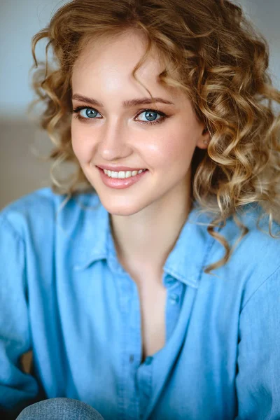 Kıvırcık Saçlı Büyüleyici Gülümseme Ile Oldukça Neşeli Sarışın Genç Kadın — Stok fotoğraf