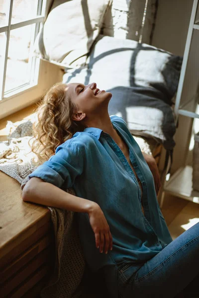 Jonge Blonde Vrouw Koeling Buurt Van Raam Haar Woonkamer Zonnig — Stockfoto