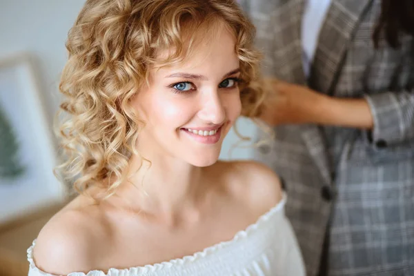 Backstage Photo Preparation Blonde Young Model Woman Hair Stylist — Stock Photo, Image