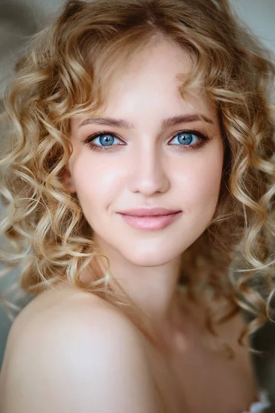 Zbliżenie Portret Blond Urocza Młoda Kobieta Kręcone Włosy Naturalny Makijaż — Zdjęcie stockowe