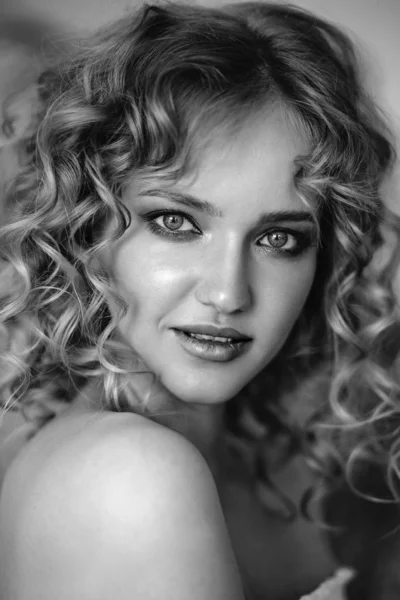 Close Portret Van Blonde Charmante Jonge Vrouw Met Krullend Haar — Stockfoto