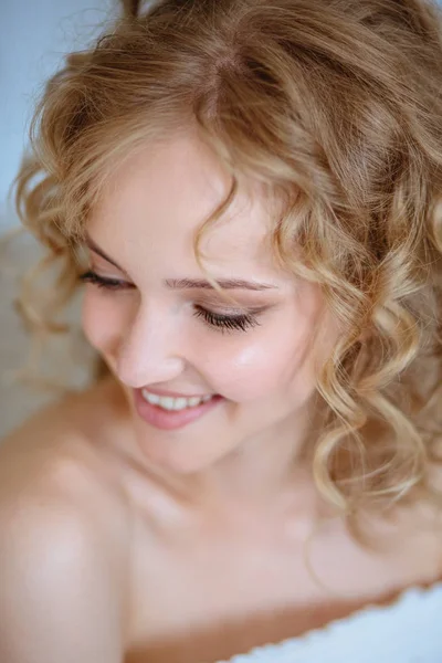 Zbliżenie Portret Blond Urocza Młoda Kobieta Kręcone Włosy Naturalny Makijaż — Zdjęcie stockowe