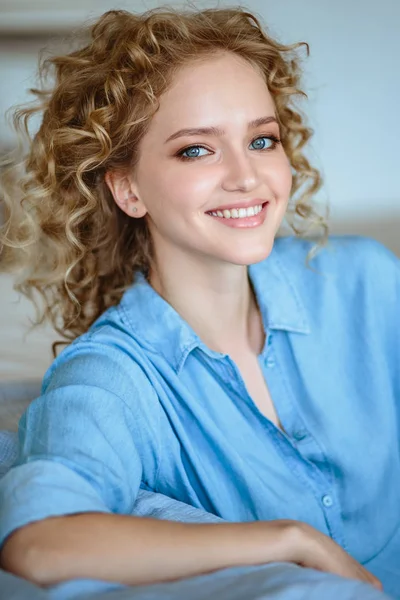 Mujer Joven Rubia Bastante Alegre Con Pelo Rizado Sonrisa Encantadora — Foto de Stock