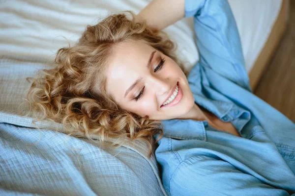 Pretty Cheerful Blonde Young Woman Curly Hair Charming Smile Resting — Stock Photo, Image