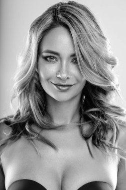 Sağlıklı kıvırcık saçlı ve doğal makyaj ile Sarışın genç kadın . Dalgalı saç modeli ile güzel model kız. Bakım ve güzellik