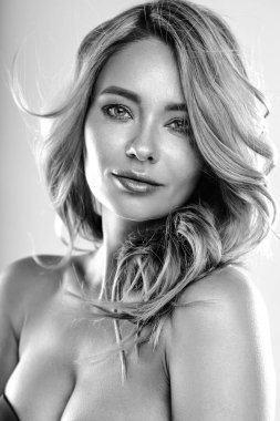 Sağlıklı kıvırcık saçlı ve doğal makyaj ile Sarışın genç kadın . Dalgalı saç modeli ile güzel model kız. Bakım ve güzellik