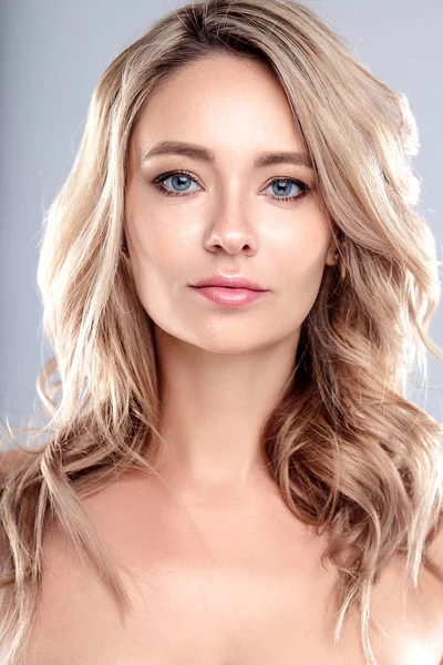 Blond Młoda Kobieta Zdrowymi Kręconymi Włosami Naturalnym Makijażu Piękna Dziewczyna — Zdjęcie stockowe
