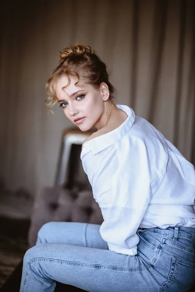 Ung Blond Kvinna Avslappnad Vit Skjorta Och Jeans Ett Loft — Stockfoto