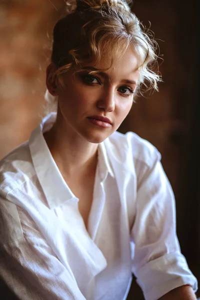 Young Blonde Woman Casual White Shirt Jeans Loft Interior Close — Stock Photo, Image