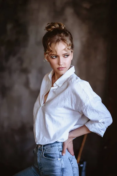 Ung Blond Kvinna Avslappnad Vit Skjorta Och Jeans Ett Loft — Stockfoto