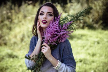 Genç esmer kadın şık rahat giysiler, moda tarzı portre giyen bir yaz orman parkı yürüyor