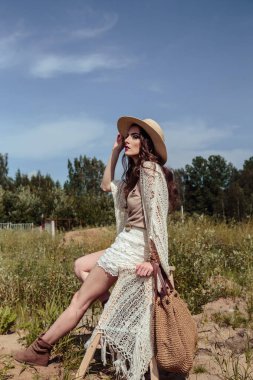 Şık bir yaz örgü giysiler açık poz güzel esmer genç kadın. Doğa üzerine moda güzellik portresi