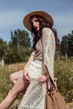 Şık bir yaz örgü giysiler açık poz güzel esmer genç kadın. Doğa üzerine moda güzellik portresi