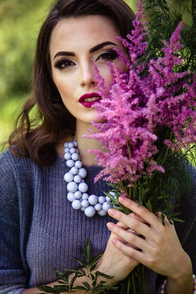 Jovem Morena Caminha Parque Florestal Verão Vestindo Roupas Casuais Elegantes — Fotografia de Stock