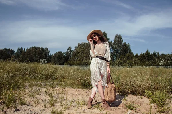 Krásná Brunetka Mladá Žena Stylové Letní Oblečení Které Venkovním Prostředí — Stock fotografie