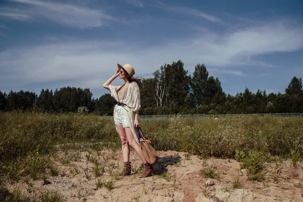 Vacker Brunett Ung Kvinna Snygg Sommar Sticka Kläder Poserar Utomhus — Stockfoto