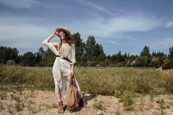 Schöne Brünette Junge Frau Einem Stilvollen Sommer Strickkleidung Posiert Freien — Stockfoto