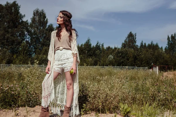 Schöne Brünette Junge Frau Einem Stilvollen Sommer Strickkleidung Posiert Freien — Stockfoto