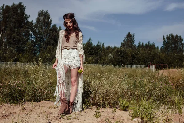 Schöne Brünette Junge Frau Einem Stilvollen Sommer Strickkleidung Posiert Freien — Stockfoto