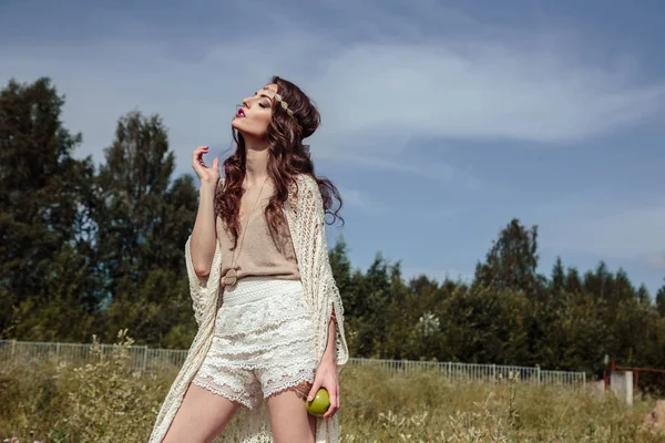 Schöne Brünette Junge Frau Einem Stilvollen Sommer Strickkleidung Posiert Freien — Stockfoto