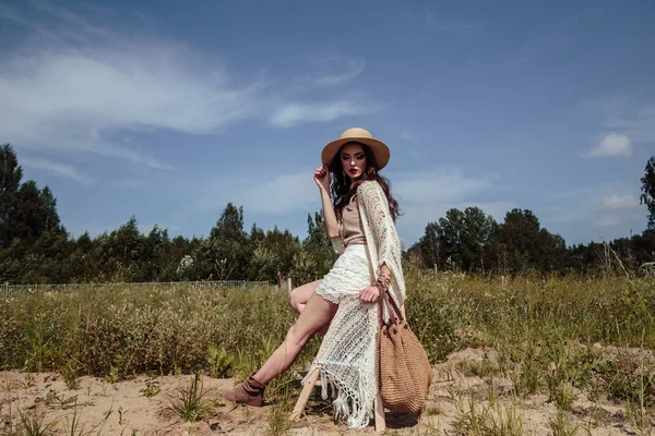 Schöne Brünette Junge Frau Einem Stilvollen Sommer Strickkleidung Posiert Freien — Stockfoto