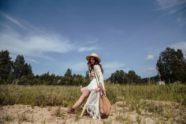 Vacker Brunett Ung Kvinna Snygg Sommar Sticka Kläder Poserar Utomhus — Stockfoto